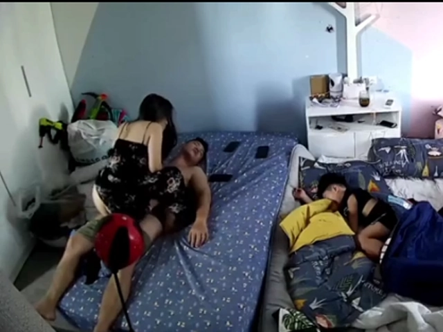Vợ Dâm Đãng Thấy Con Ngủ Kéo Chim Chồng Ra Cưỡi Ngựa